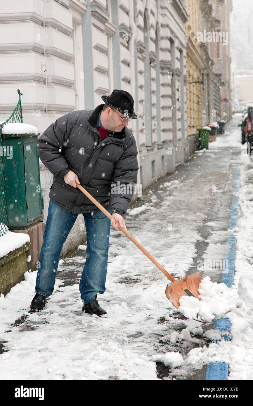 Le déneigement par un gardien Banque D'Images