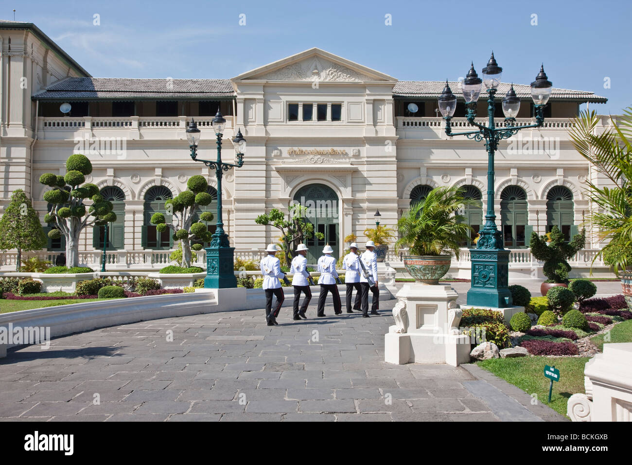 Thaïlande, Bangkok. Changement de la garde au Roi de Thaïlande s Royal Grand Palace complexe à Bangkok. Banque D'Images