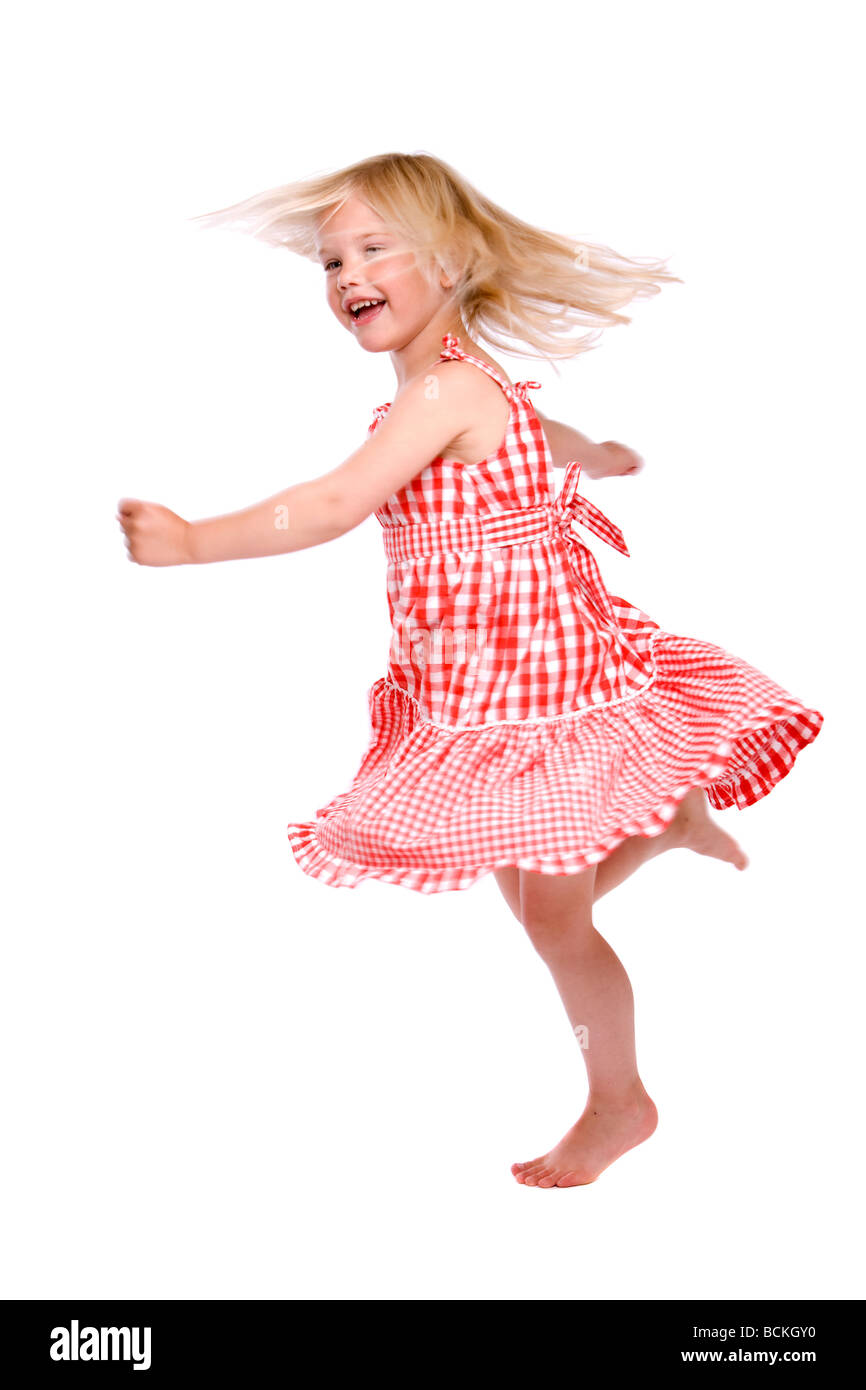 Jolie petite blonde quatre ans dansant sur fond blanc Banque D'Images
