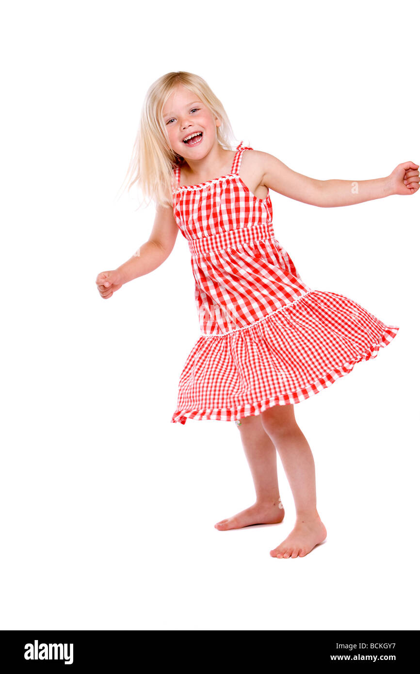 Cute quatre ans, fille de danser joyeusement Banque D'Images