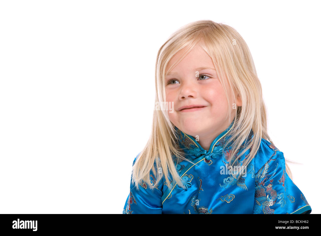 Jolie petite fille blonde de quatre ans sur fond blanc Banque D'Images