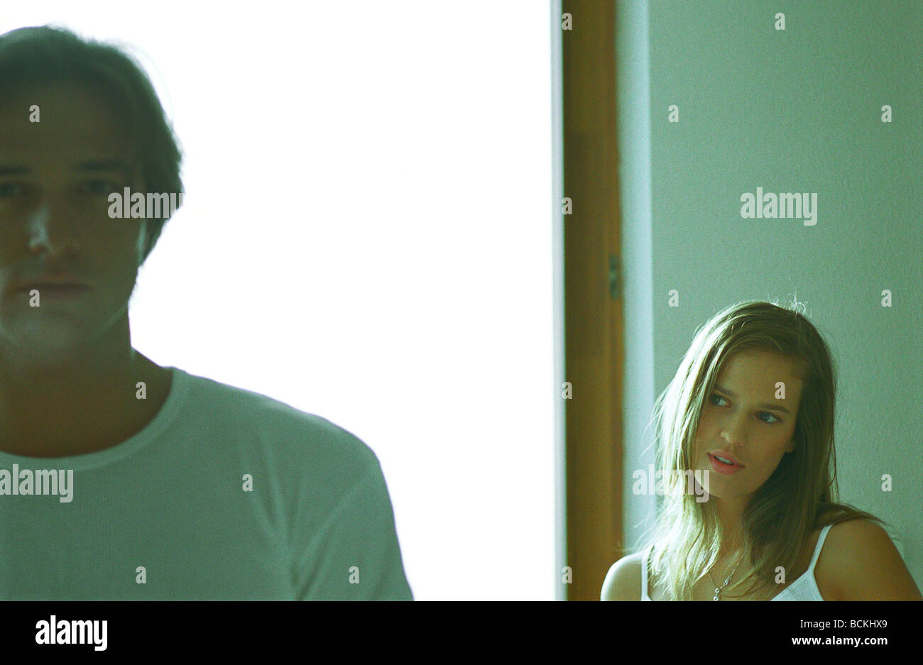 Couple standing apart, Femme recherche homme à Banque D'Images