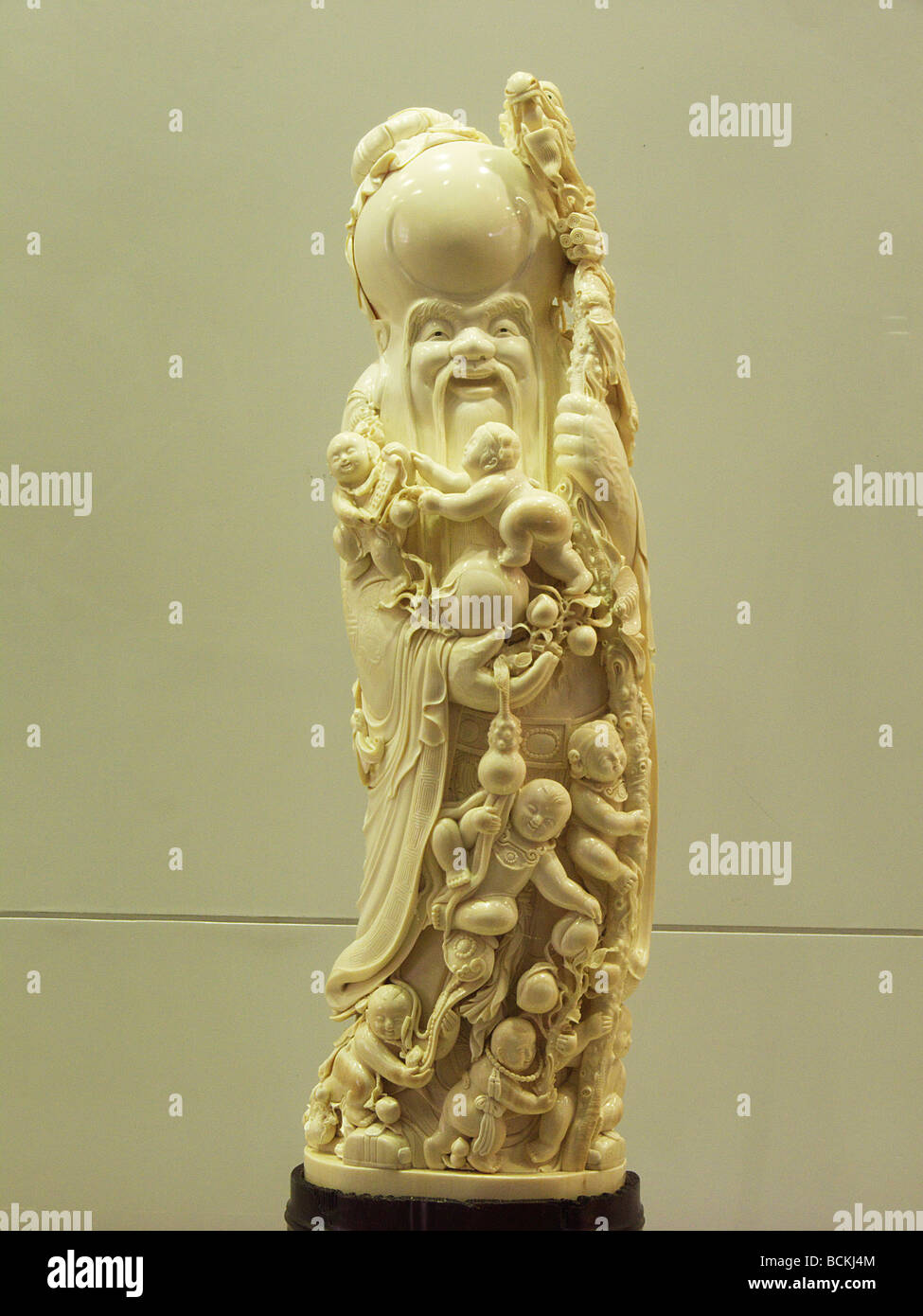 Ancienne statue sculpture grand-père chinois à partir d'ivoire. Banque D'Images