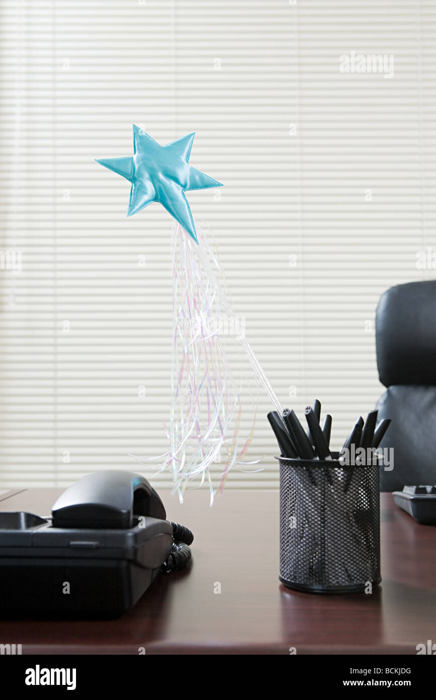 Baguette magique qui sort du porte-stylo sur office 24 Banque D'Images