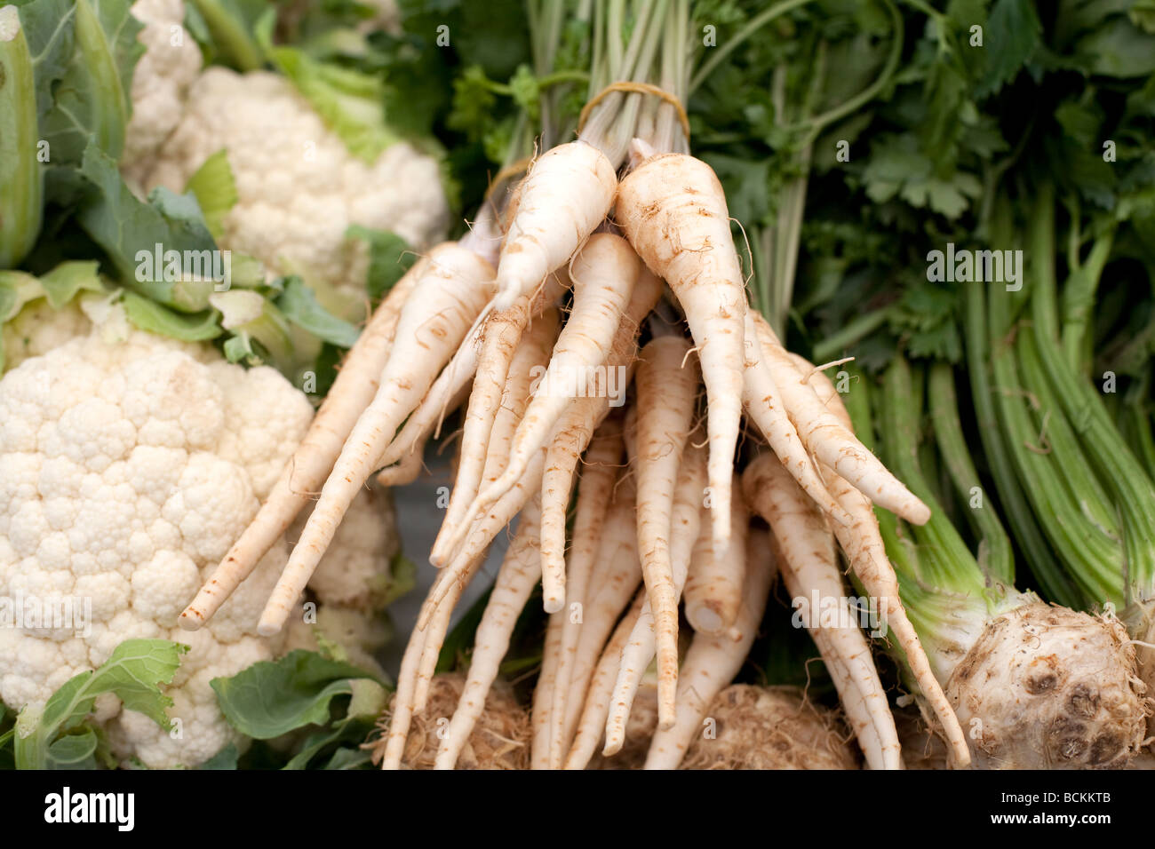 Chou-fleur produit naturellement et le persil sur le marché des liants vente usine de légumes Banque D'Images