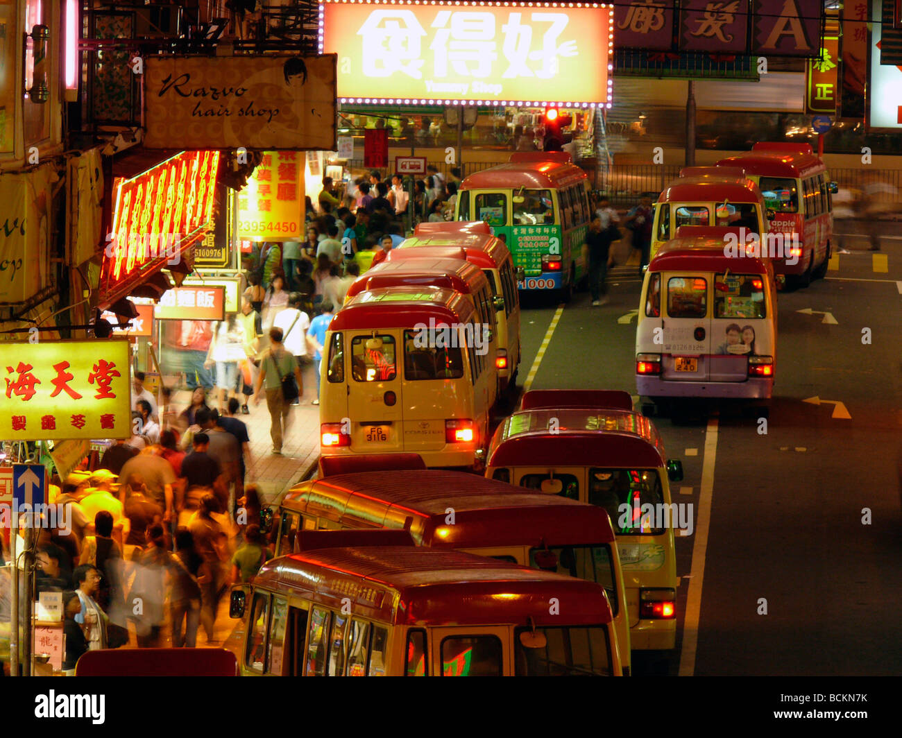 Chine Hong Kong Mong Kok l'heure de pointe au crépuscule Banque D'Images