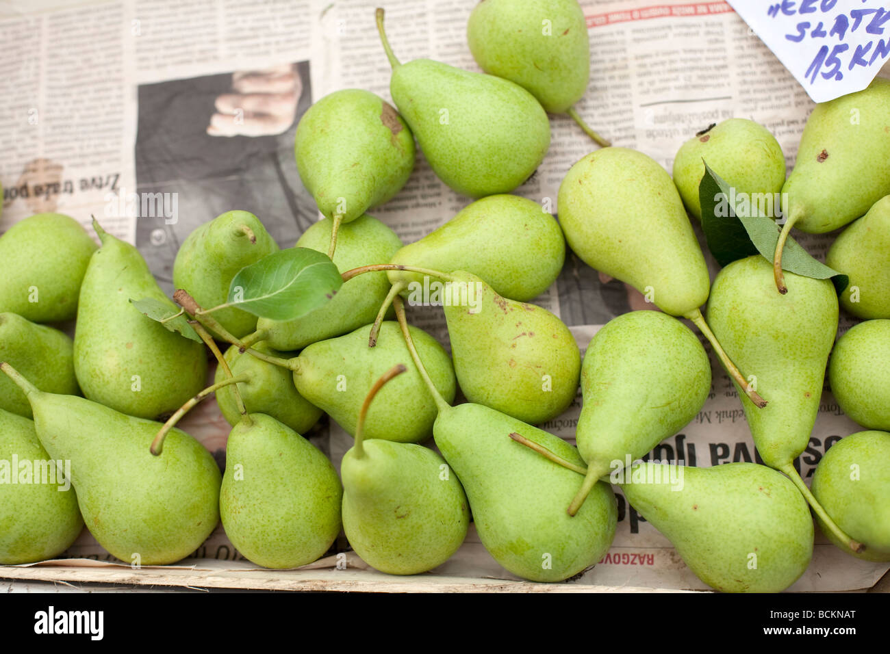 Les fruits cultivés naturellement vendus sur le marché de la poire jaune dans des caisses en bois Banque D'Images