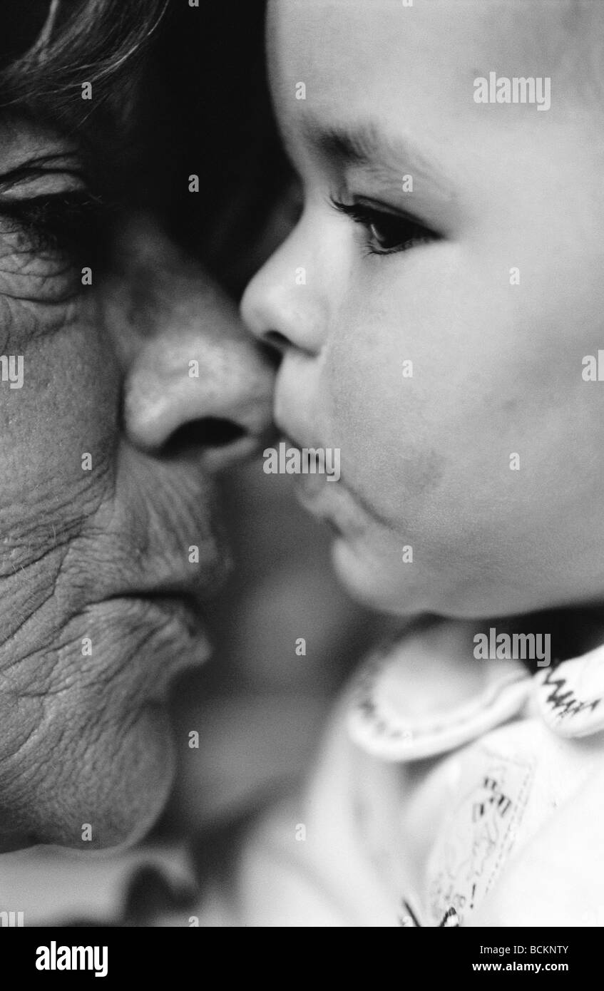 Baby kissing woman's nose, side view Banque D'Images