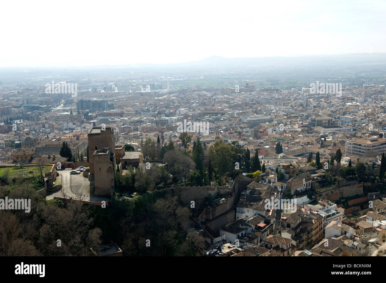 Vue du palais de l'Alhambra à travers la ville de Grenade dans le sud-est de l'Espagne. Banque D'Images