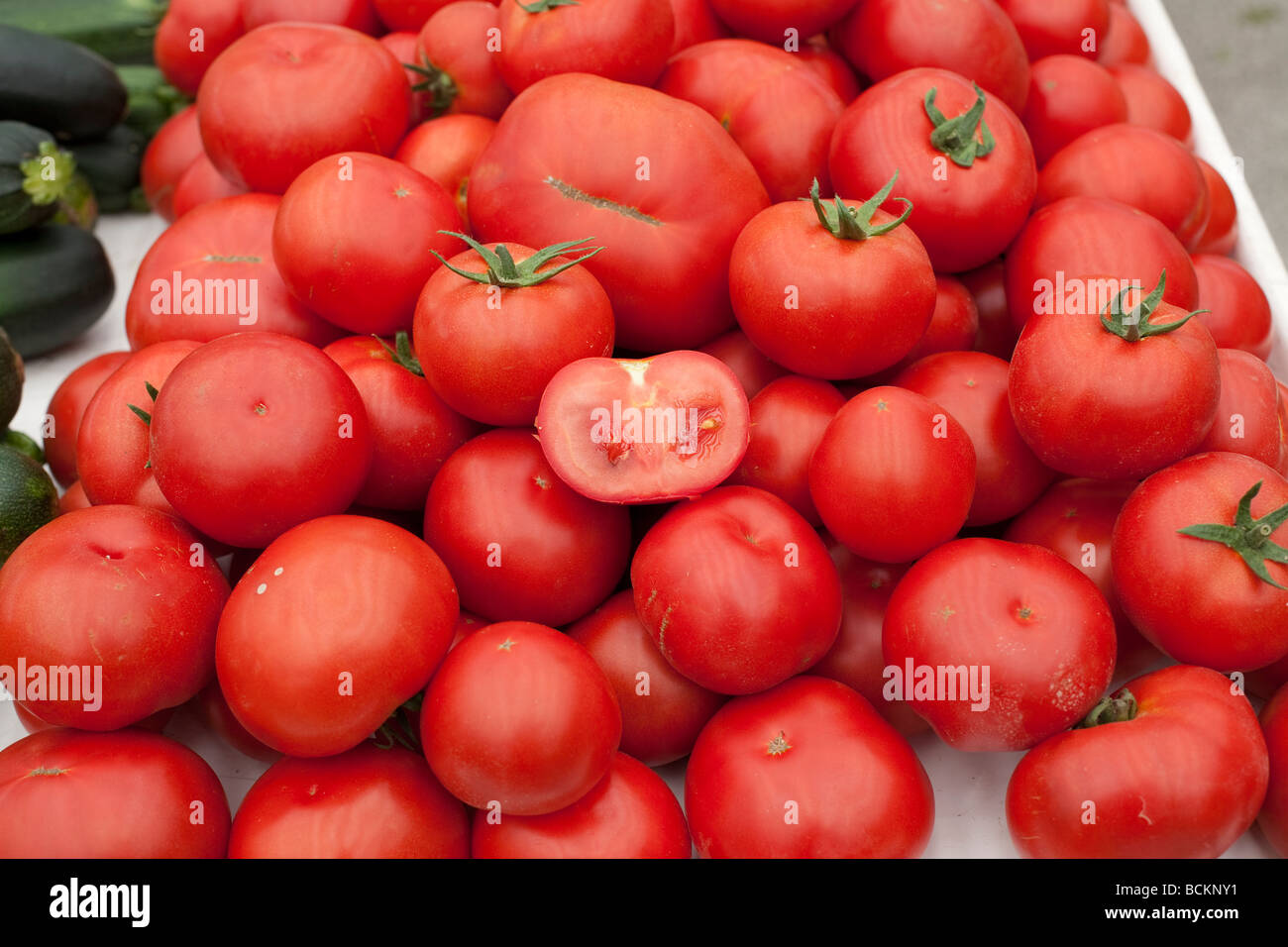 Les légumes cultivés naturellement vendus sur le marché de la tomate rouge Banque D'Images