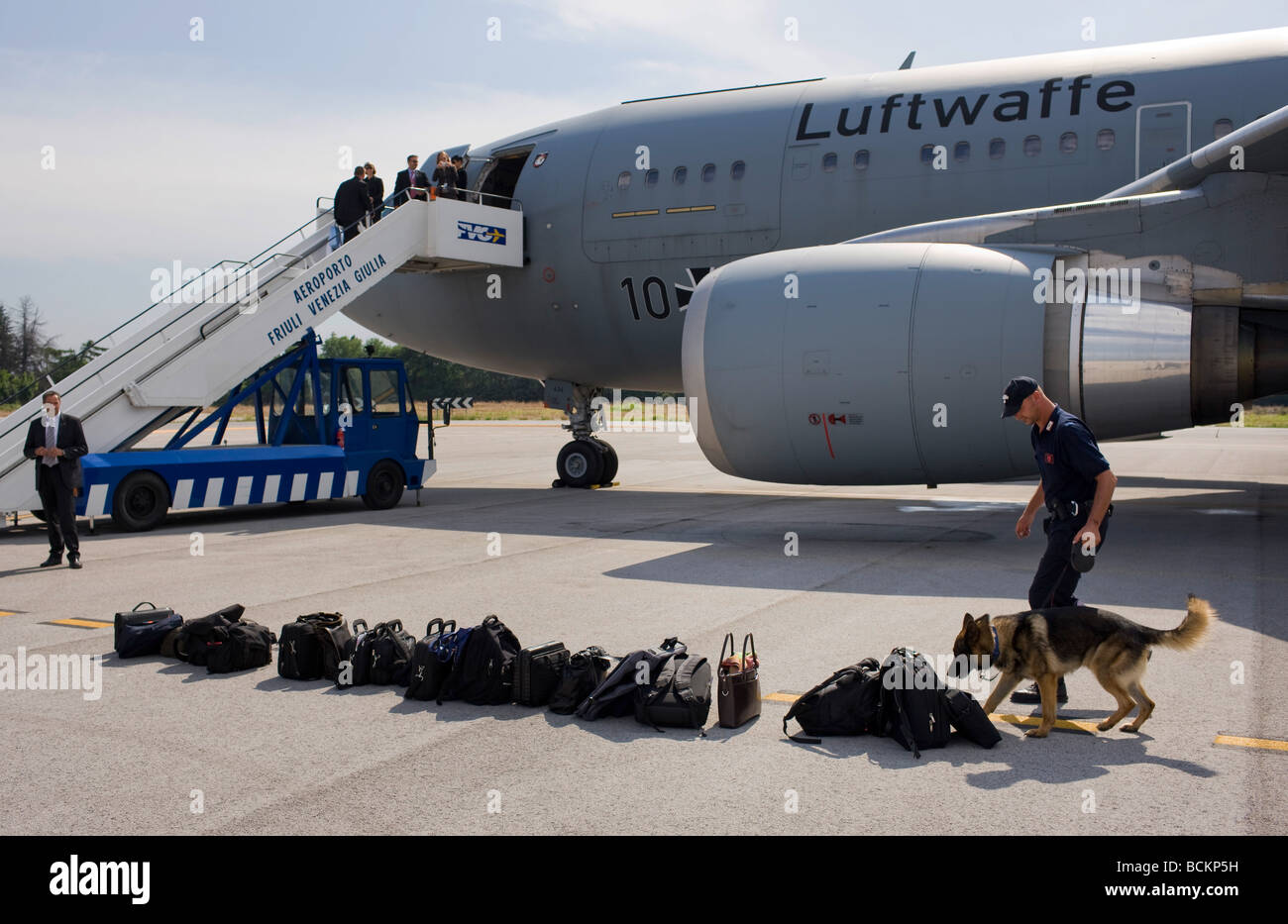 Bagage à main est contrôlée à partir d'un chien Banque D'Images