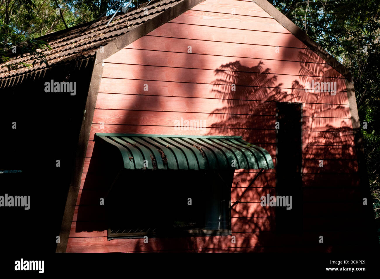 Maison en bois peint rouge dans la brousse Australie Queensland Banque D'Images