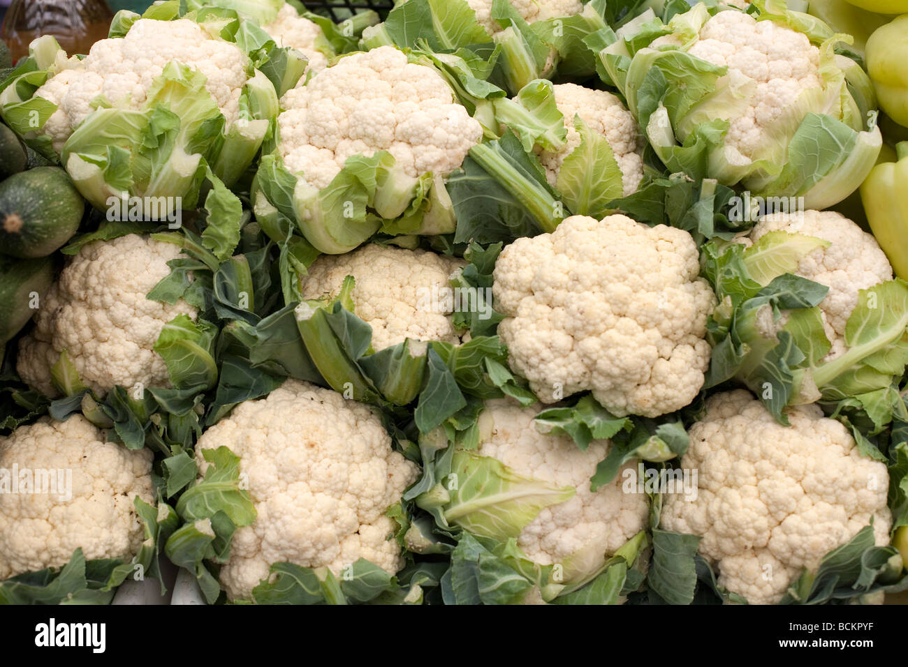 Les légumes cultivés naturellement vendus sur le marché des choux-fleurs Banque D'Images