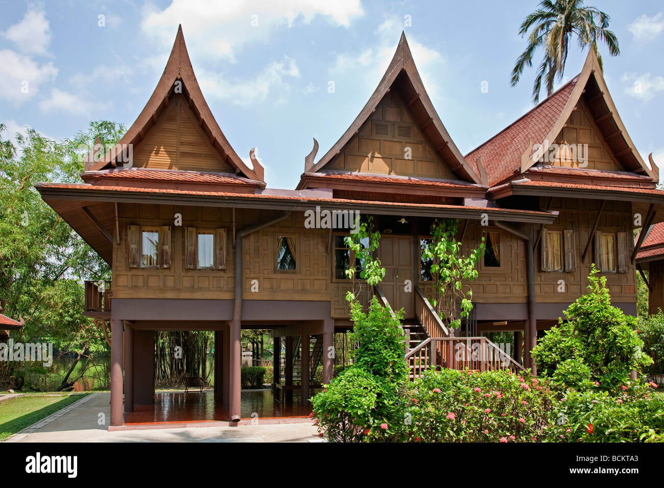 La Thaïlande. Une typique maison en bois de style thaïlandais utilisé comme guest cottage au Rose Garden, un complexe touristique. Banque D'Images