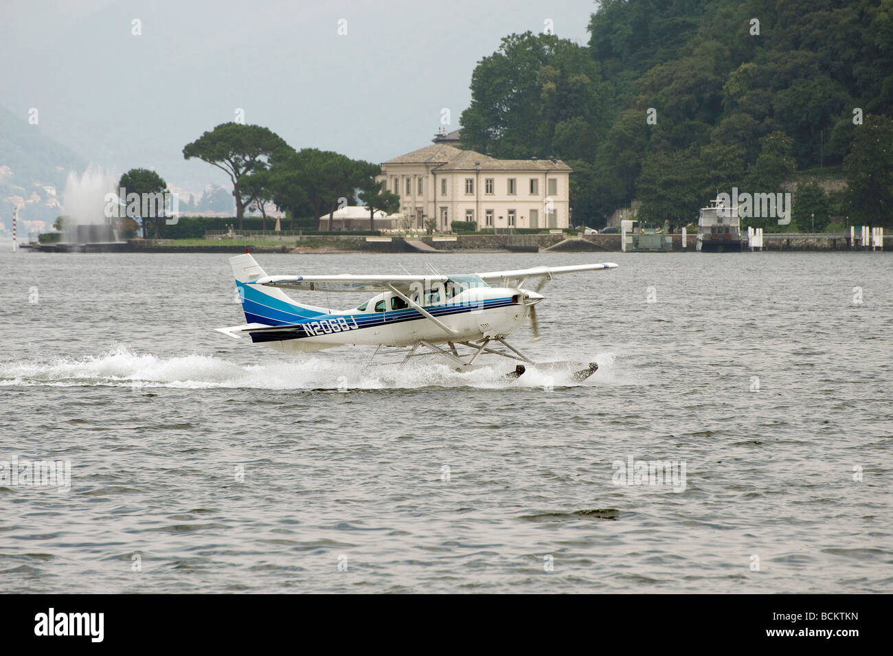 L'atterrissage d'hydravions sur le lac de Côme, Italie Banque D'Images