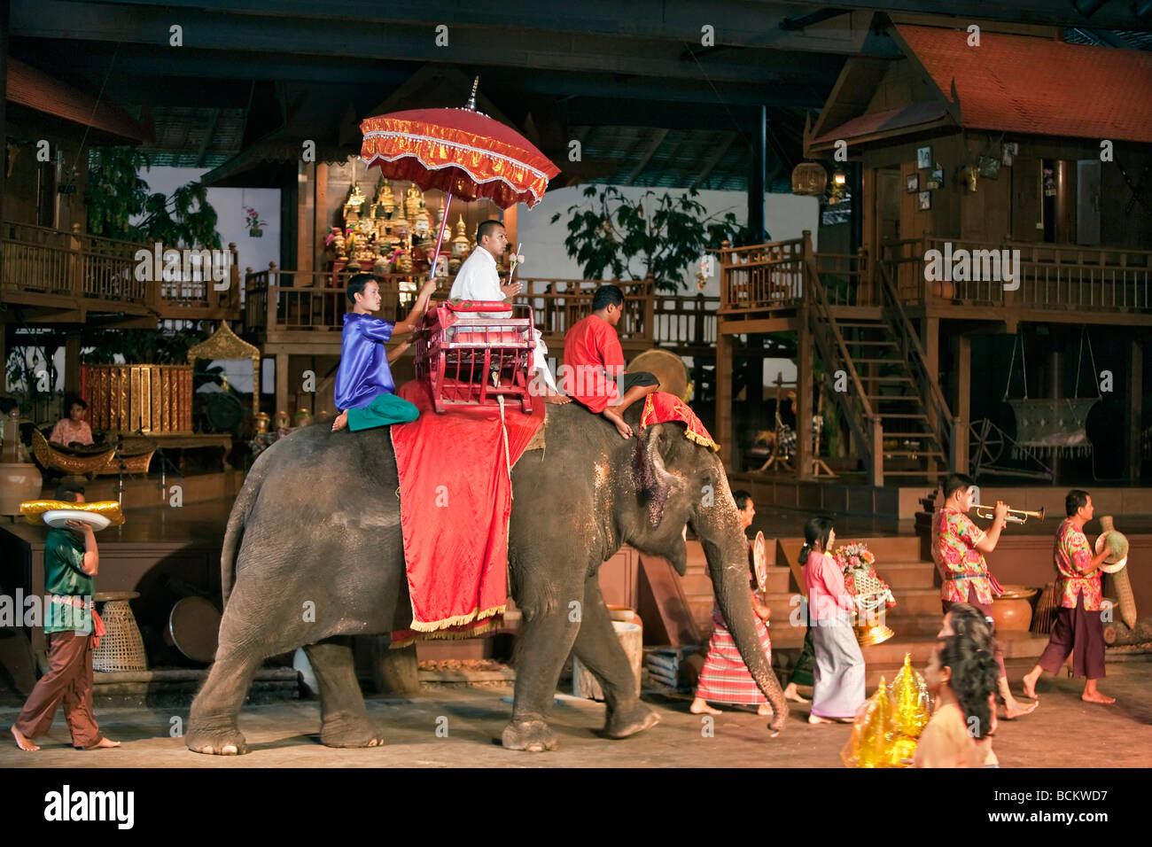 La Thaïlande. Un mariage traditionnel thaïlandais représenté dans un spectacle culturel à la Roseraie un complexe touristique situé dans 75 hectares de jardins Banque D'Images