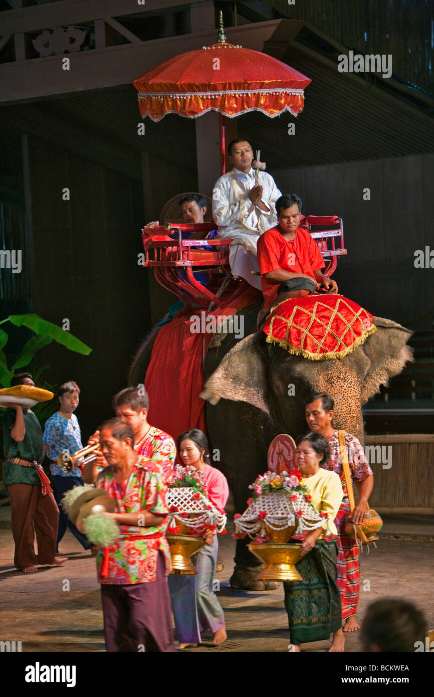 La Thaïlande.Un mariage traditionnel thaïlandais représenté dans un spectacle culturel à la Roseraie un complexe touristique situé dans 75 acres. Banque D'Images