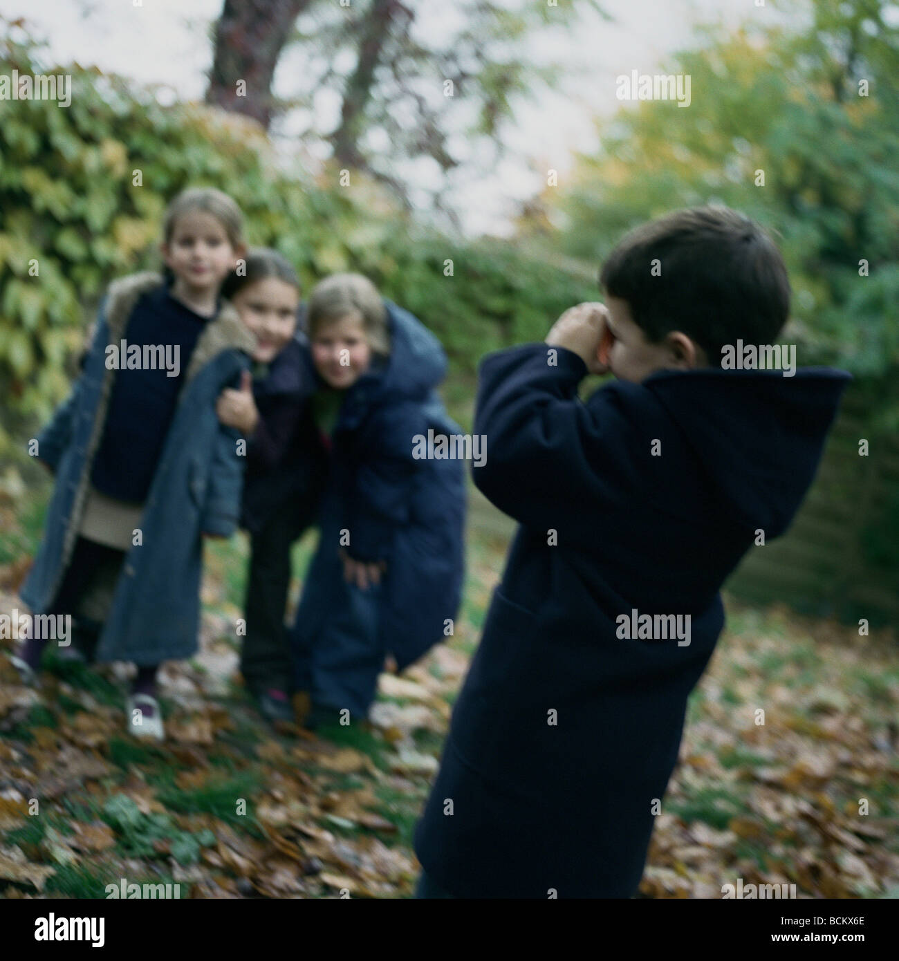 Boy taking photo de groupe de filles Banque D'Images