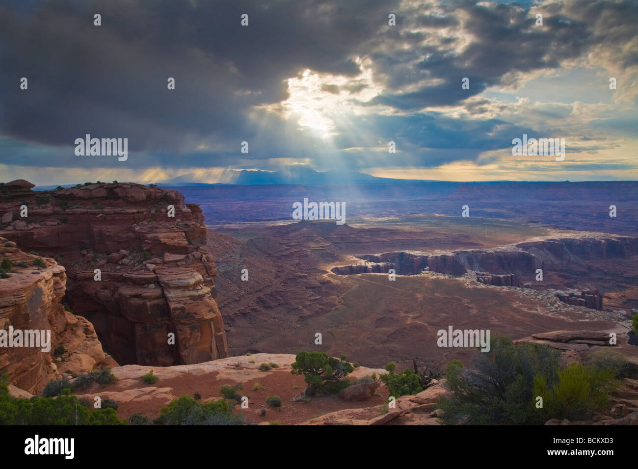 Dans le ciel de l'île de Canyonlands National Park Moab Utah de Mesa Arch Banque D'Images