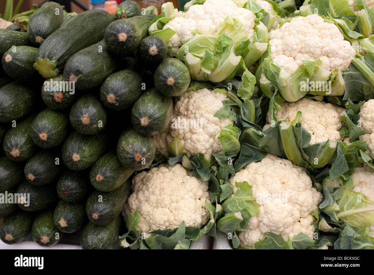 Les légumes cultivés naturellement vendus sur le marché les courgettes et chou-fleur Banque D'Images