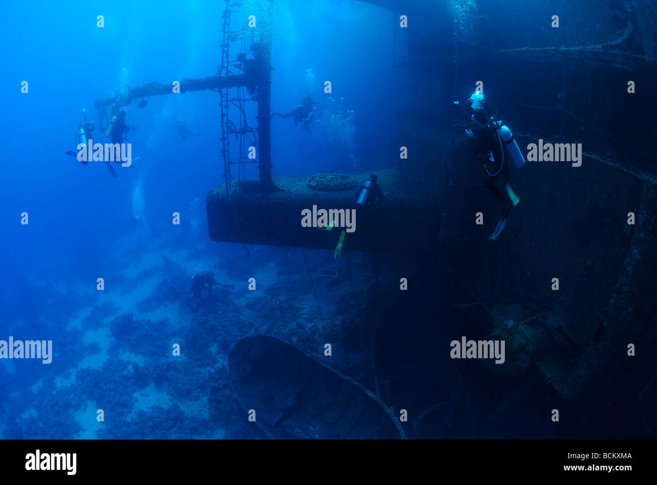 Les plongeurs sur le Salem Express épave, au large de Safaga. Banque D'Images