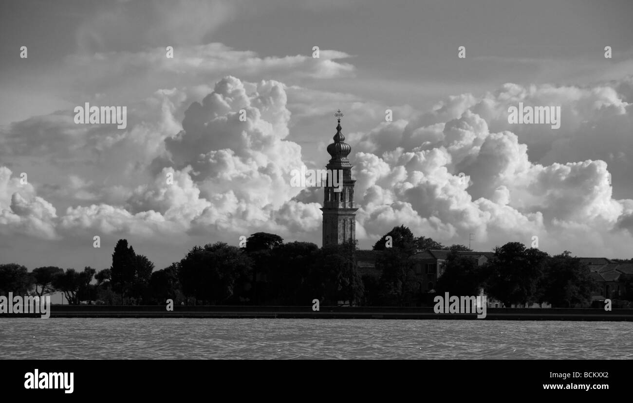 Venise - l'île de San Servolo avec tour de l'église - noir et blanc Banque D'Images