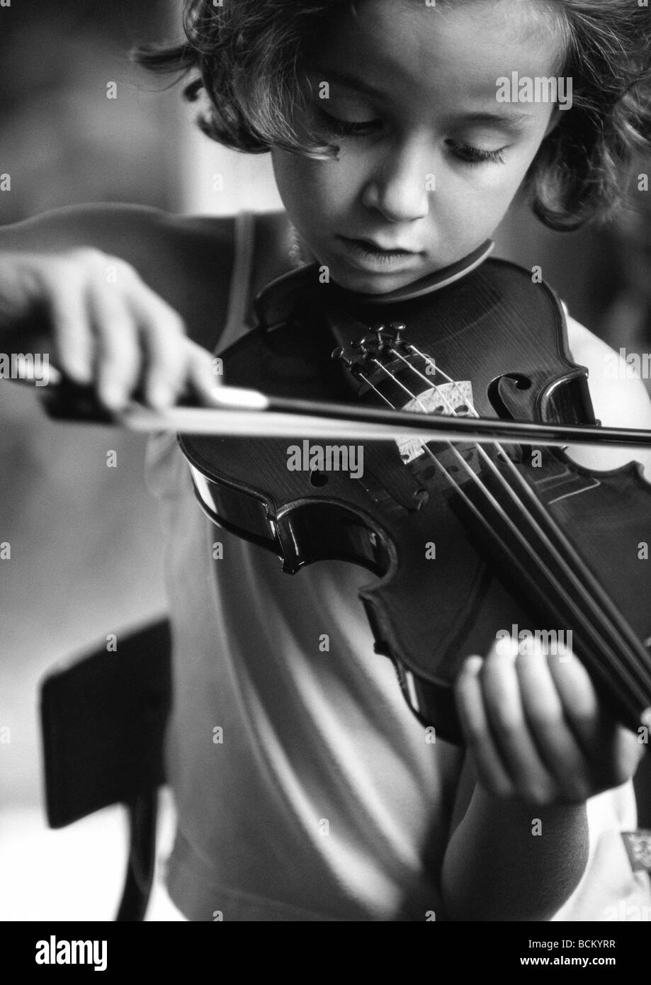 Girl playing violin Banque D'Images