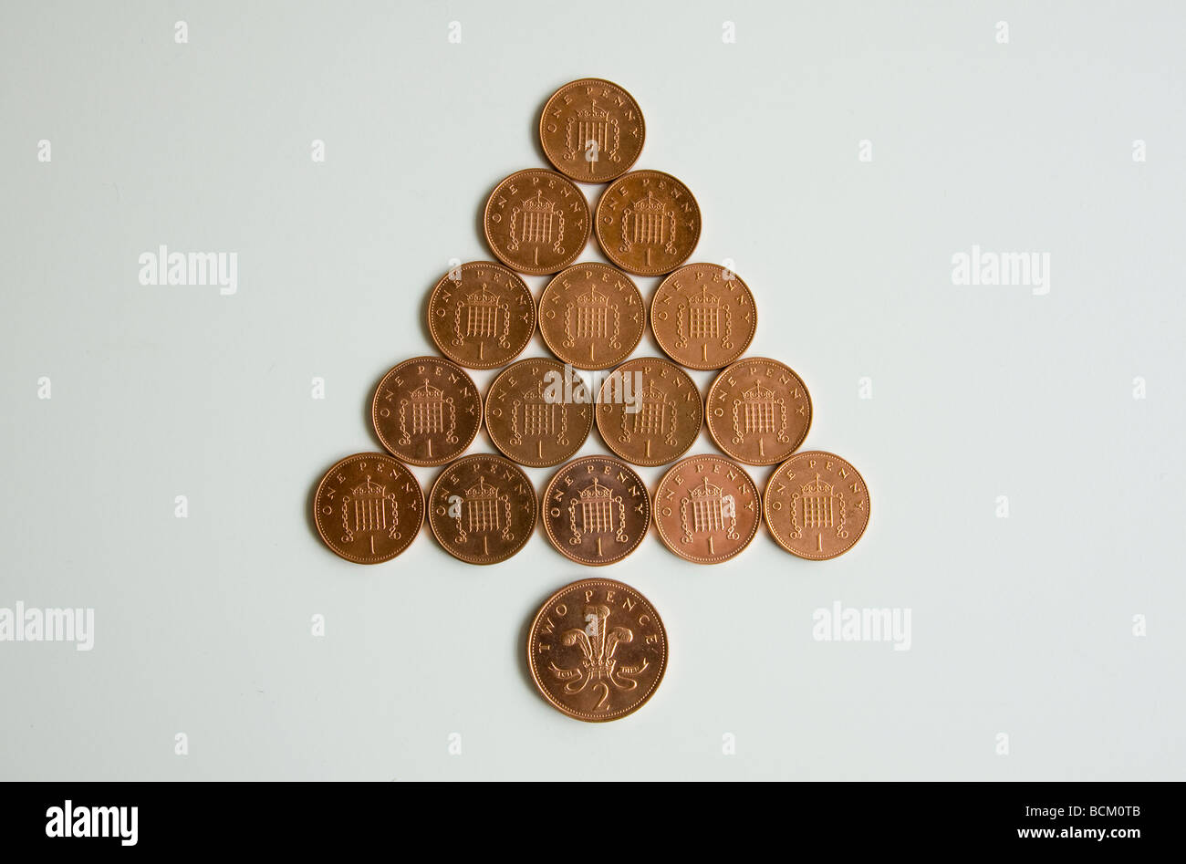 UK Pièces configuré dans la forme d'un arbre de Noël. Banque D'Images