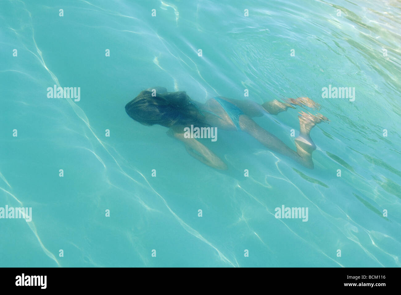 Woman swimming underwater, pleine longueur Banque D'Images
