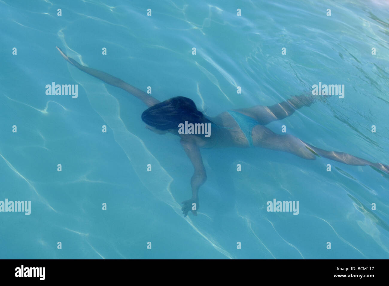 Woman swimming underwater, pleine longueur Banque D'Images