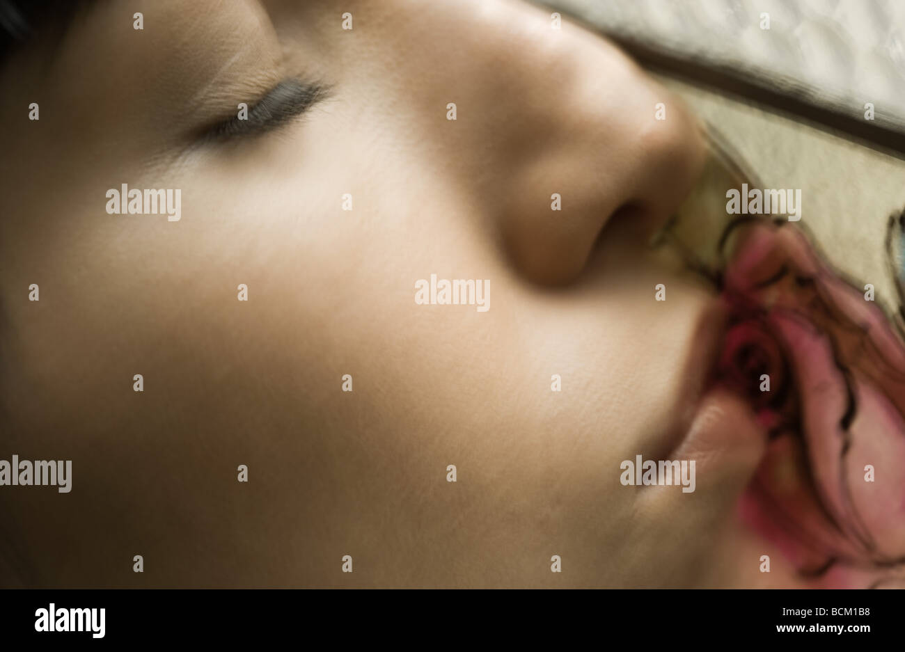 Femme avec les yeux fermés, extreme close-up de face, profil Banque D'Images