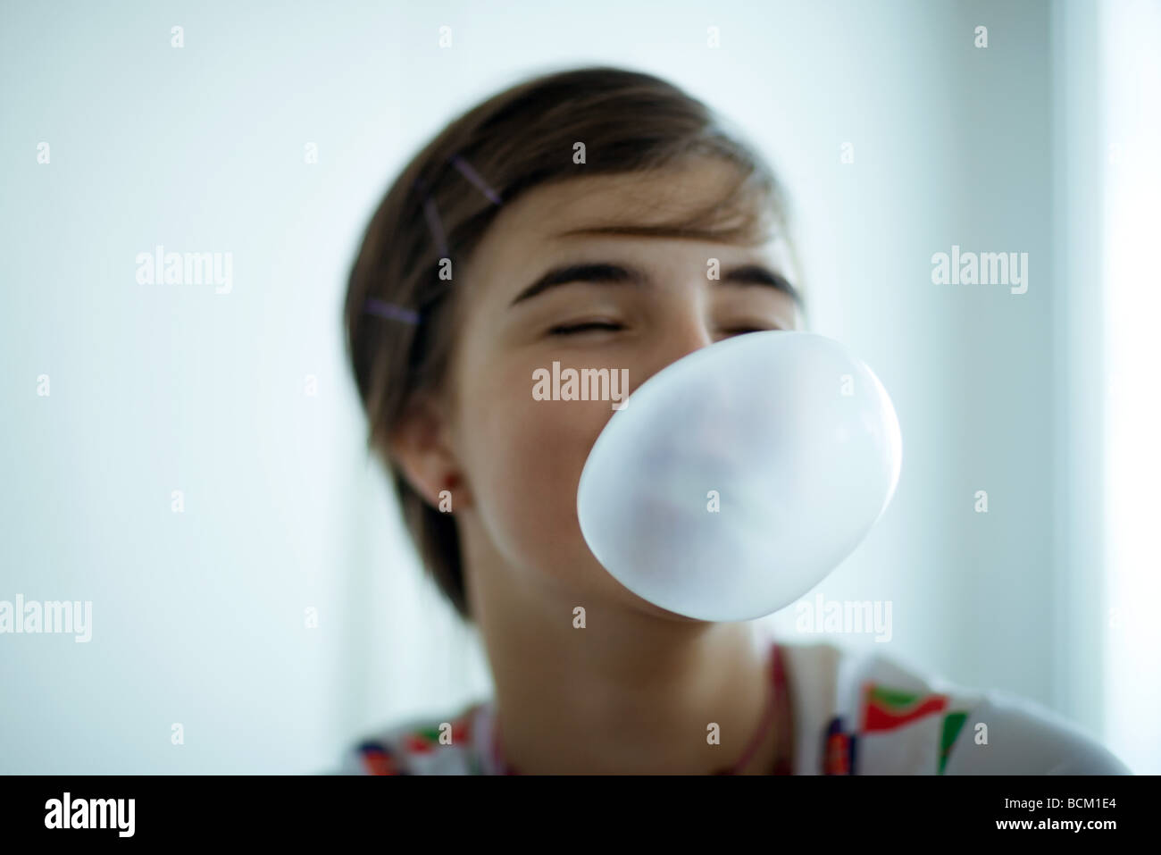 Close-up of woman blowing bubble avec chewing-gum Banque D'Images