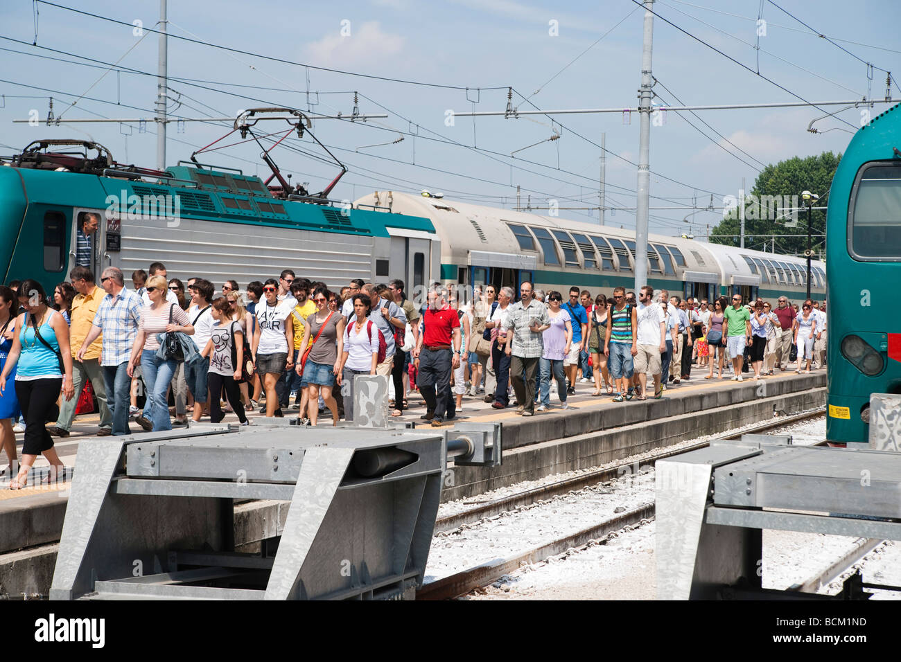 Des foules de songe d'usagers du rail entre Venise à la gare Santa Lucia Banque D'Images