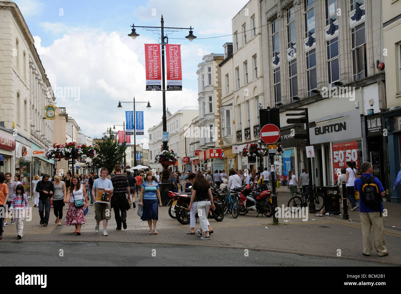 Gloucestershire Cheltenham Spa England UK shoppers sur Regent Street shopping area dans le centre-ville Banque D'Images