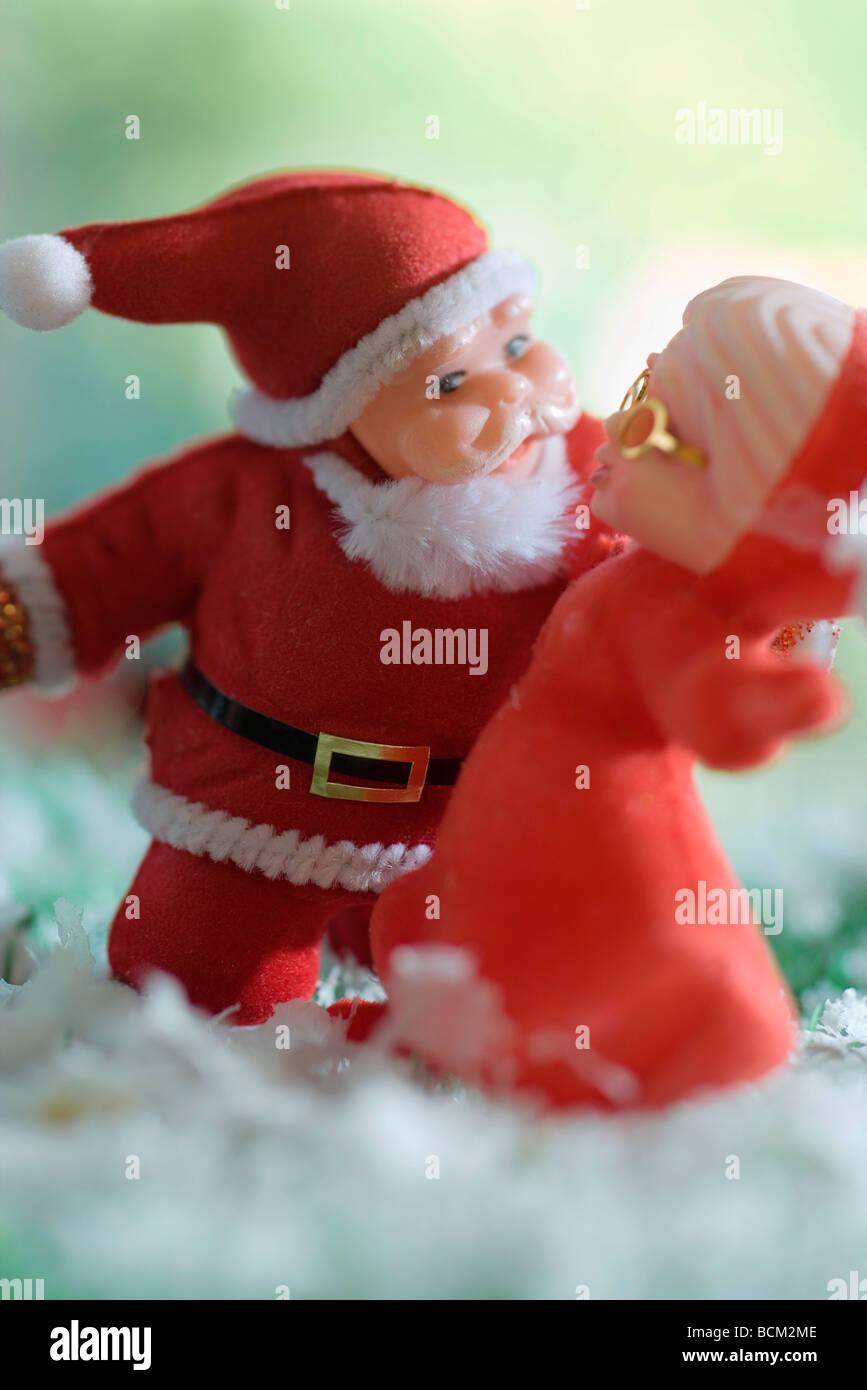 Santa Claus figurine embrassant femme Banque D'Images