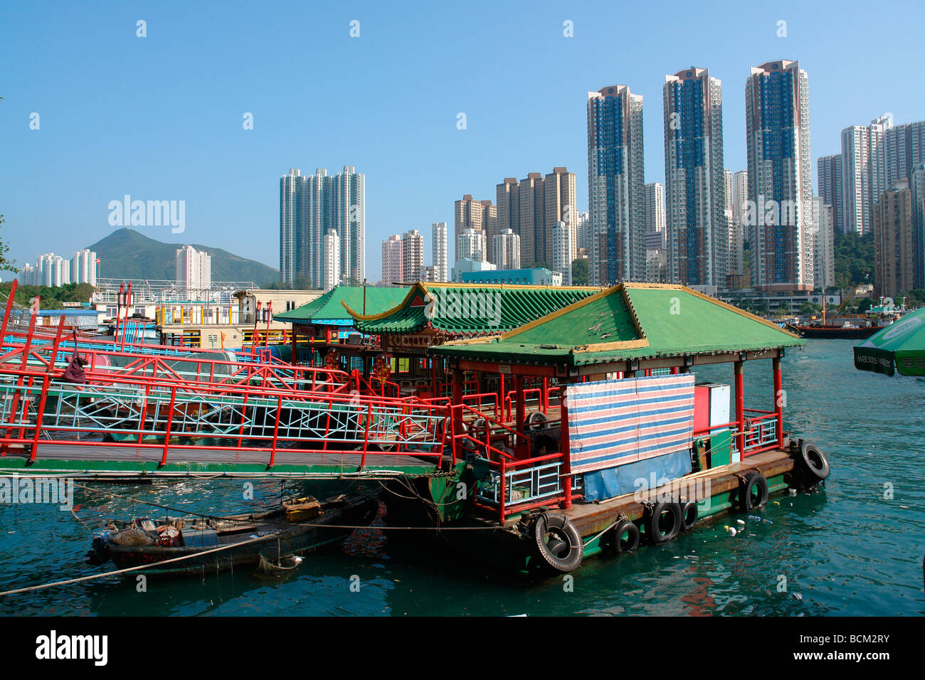 Chine Hong Kong Aberdeen Harbour avec Ap Lei Chau vacances à l'arrière Banque D'Images