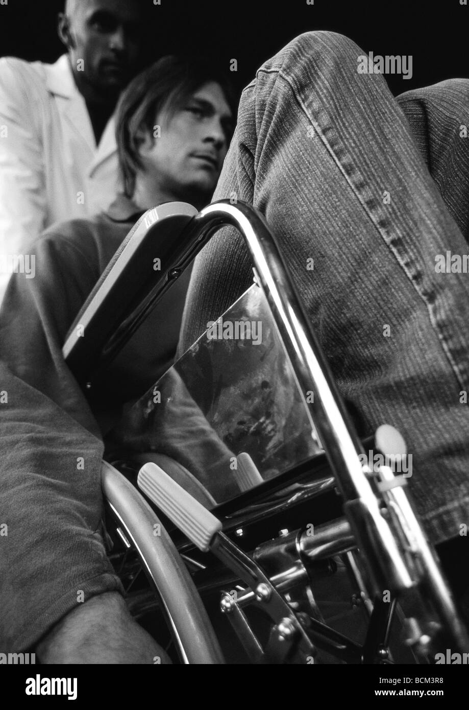 L'homme en fauteuil roulant qui est poussé par l'ordre, low angle view Banque D'Images