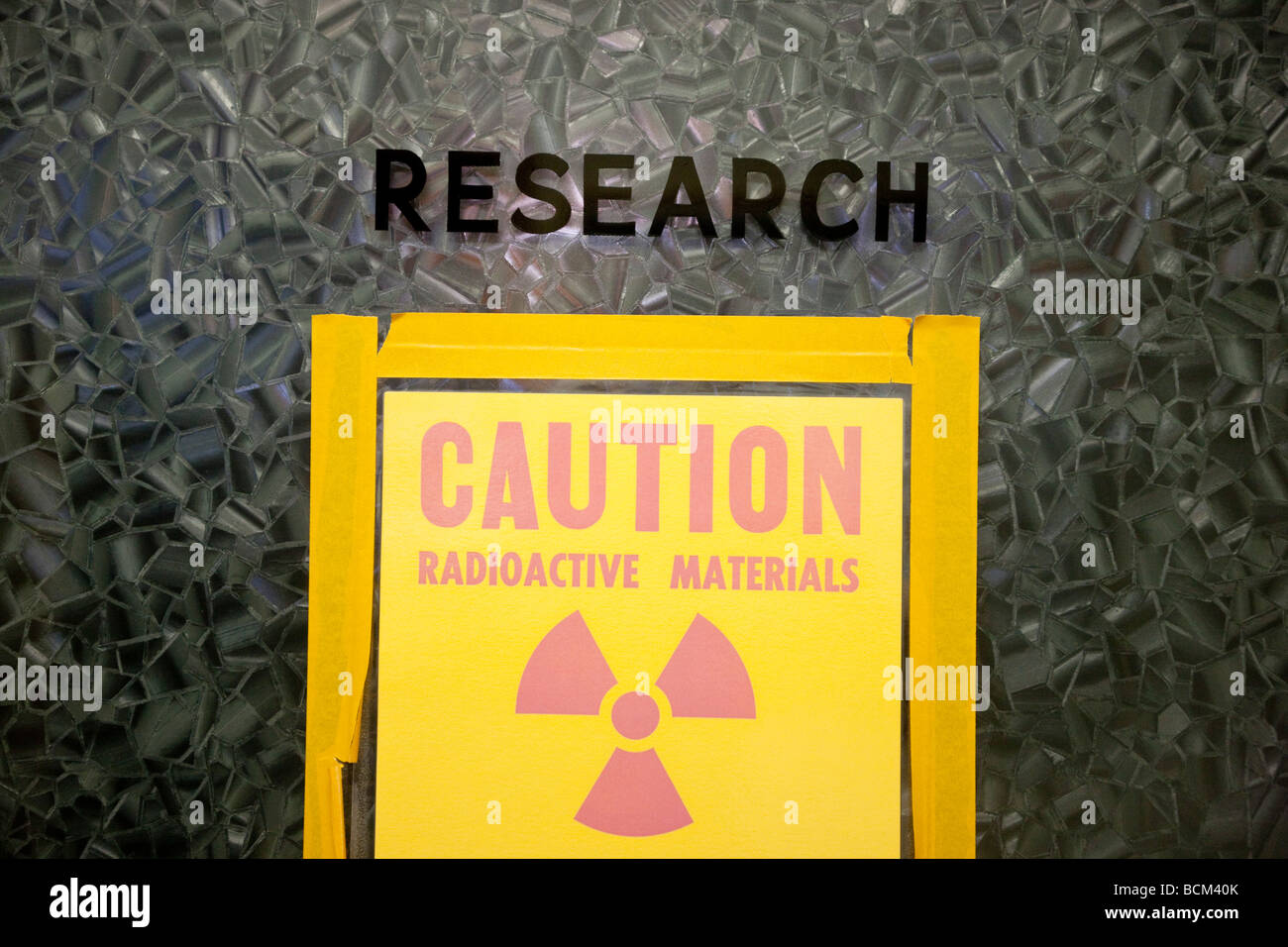 Porte dans un laboratoire de recherche avec une attention les matériaux radioactifs sign Banque D'Images