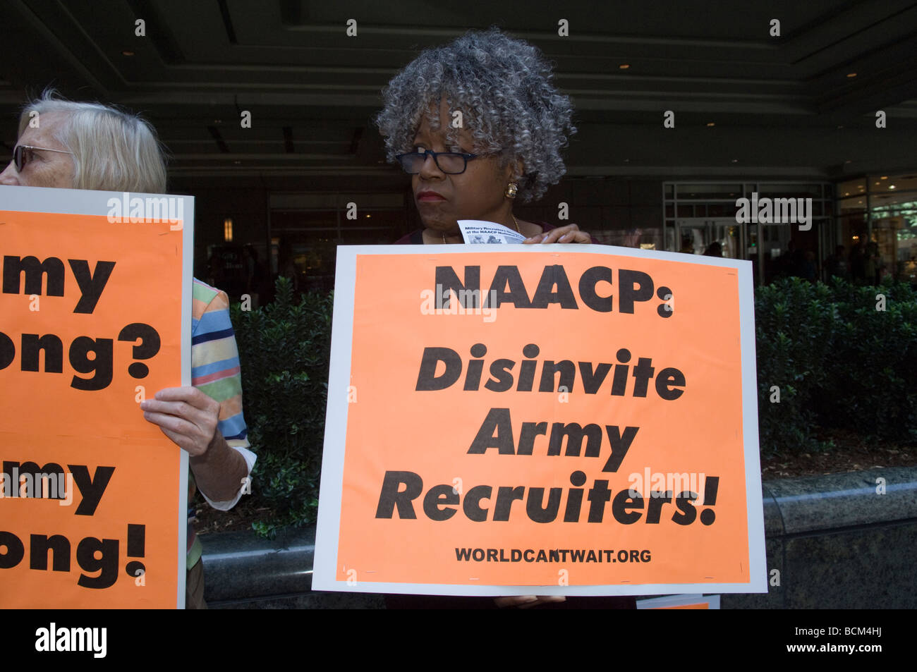 Les manifestants protestent contre l'inclusion d'une forte armée de recruteurs en dehors de la diversité de la NAACP Salon d'emploi à New York Banque D'Images