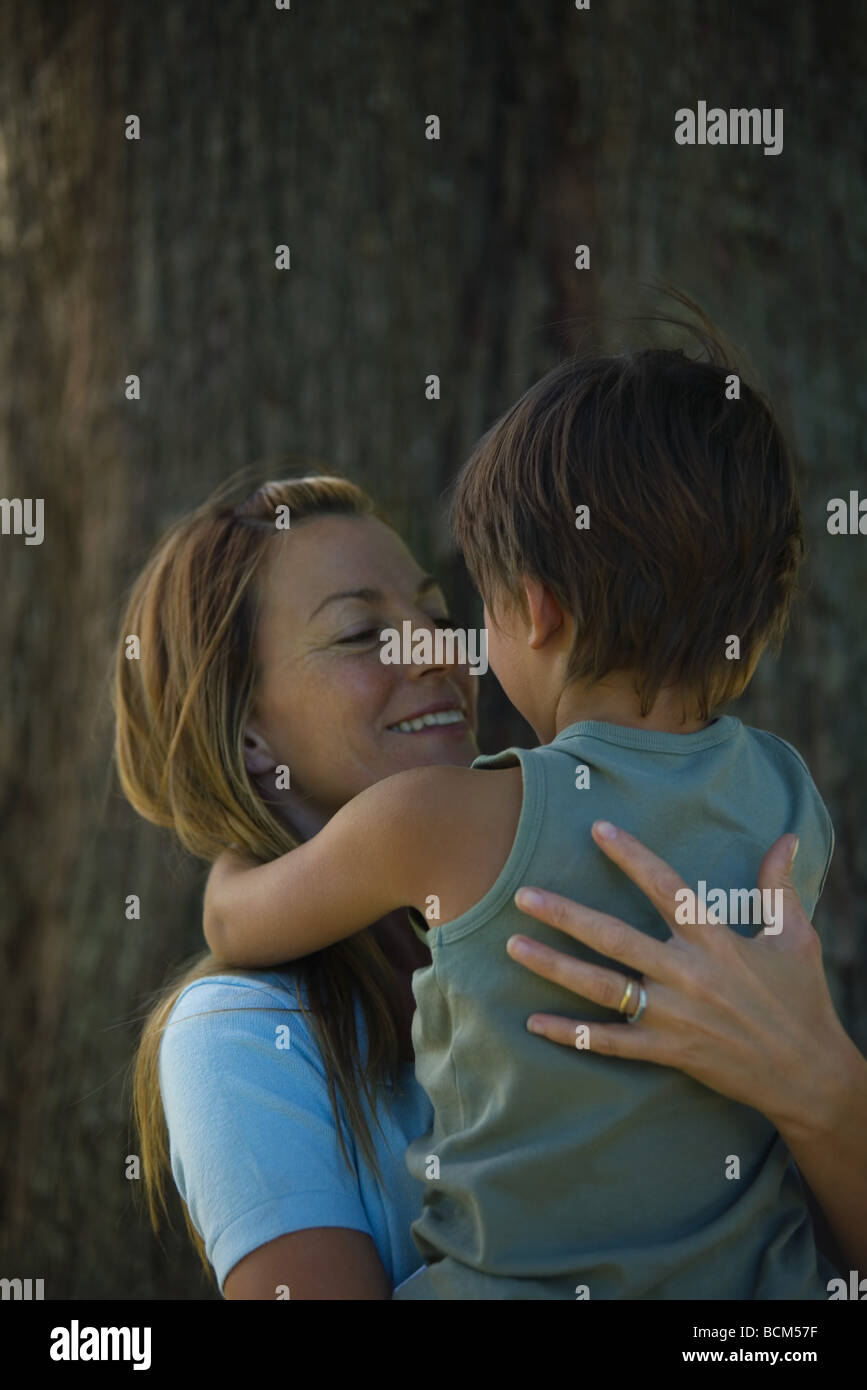 Mère et fils enlacés, regardant Banque D'Images