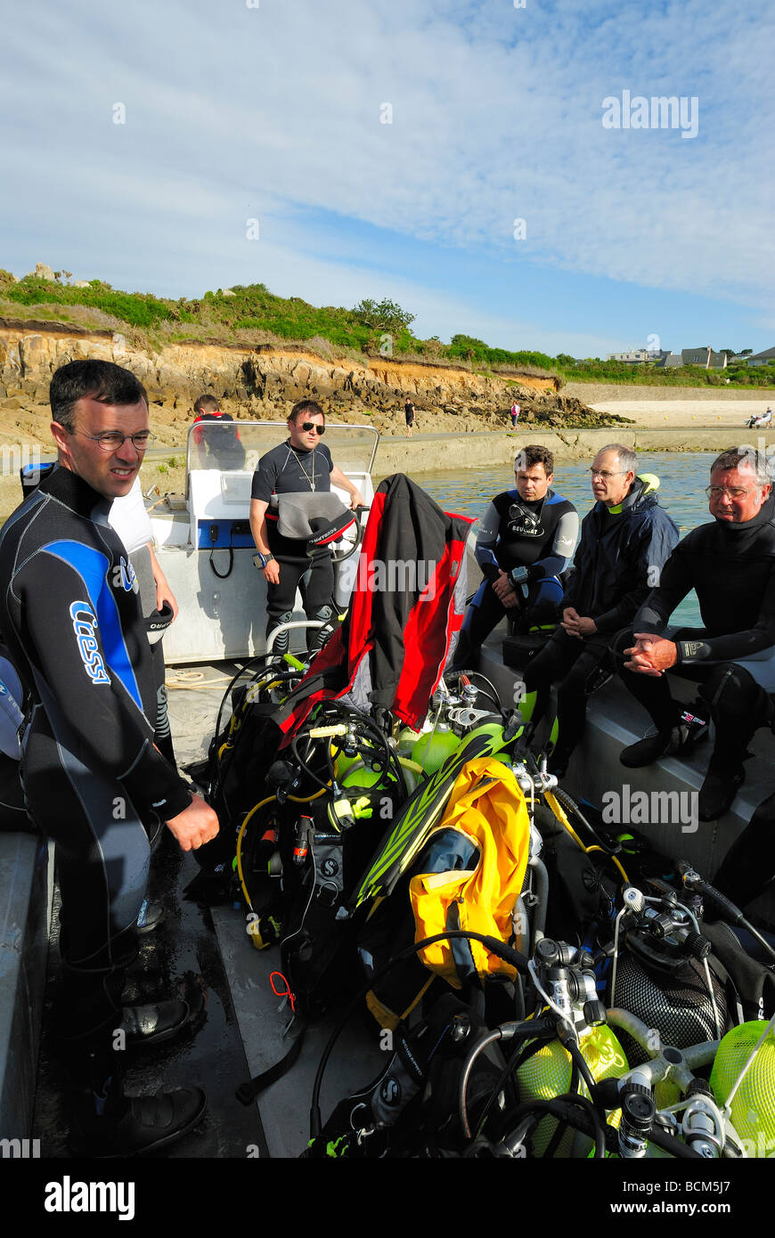 Les plongeurs prêts à aller pour plonger dans la Bretagne du Nord Banque D'Images