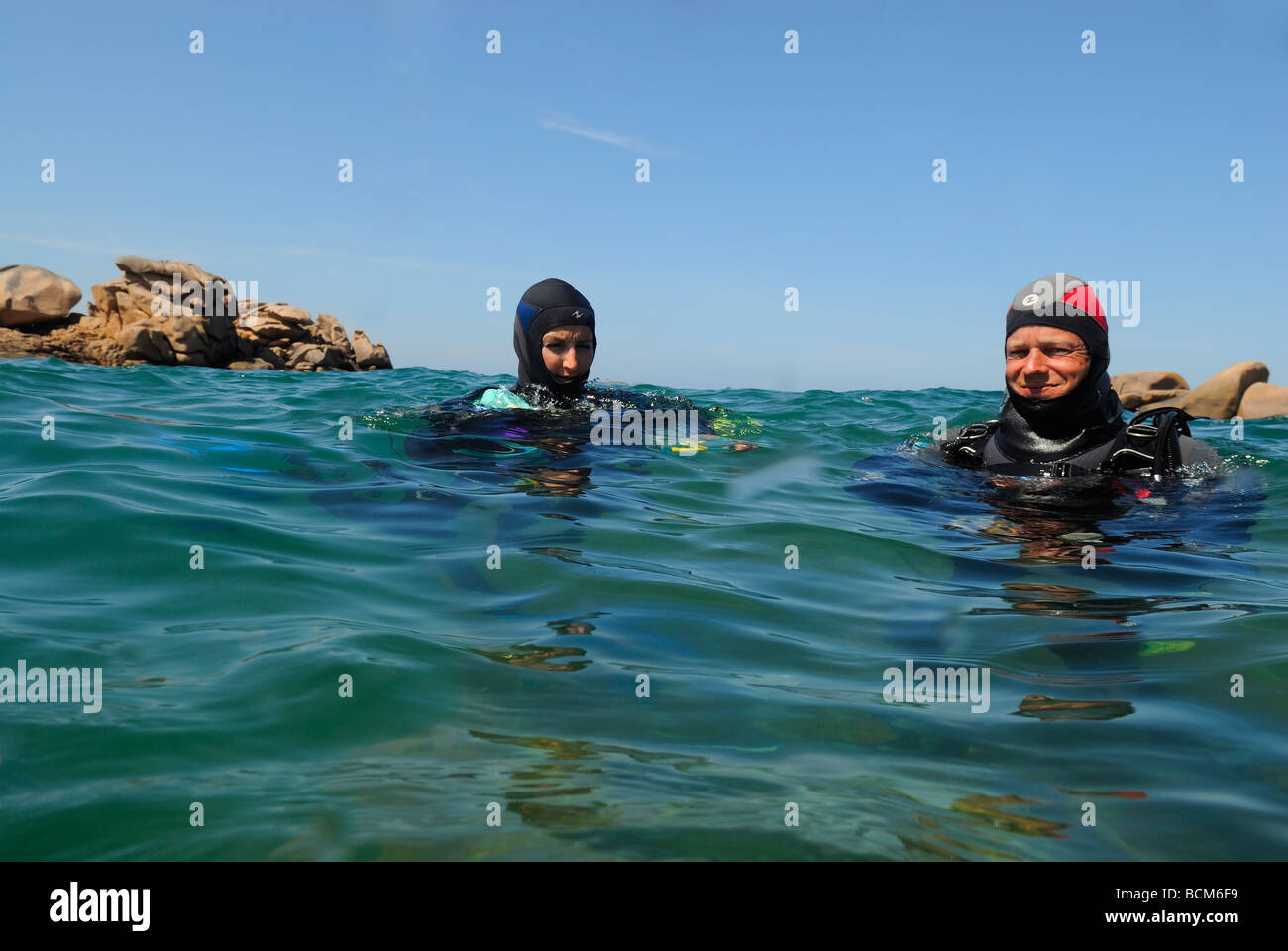 Deux plongeurs debout dans l'eau en Bretagne du Nord Banque D'Images