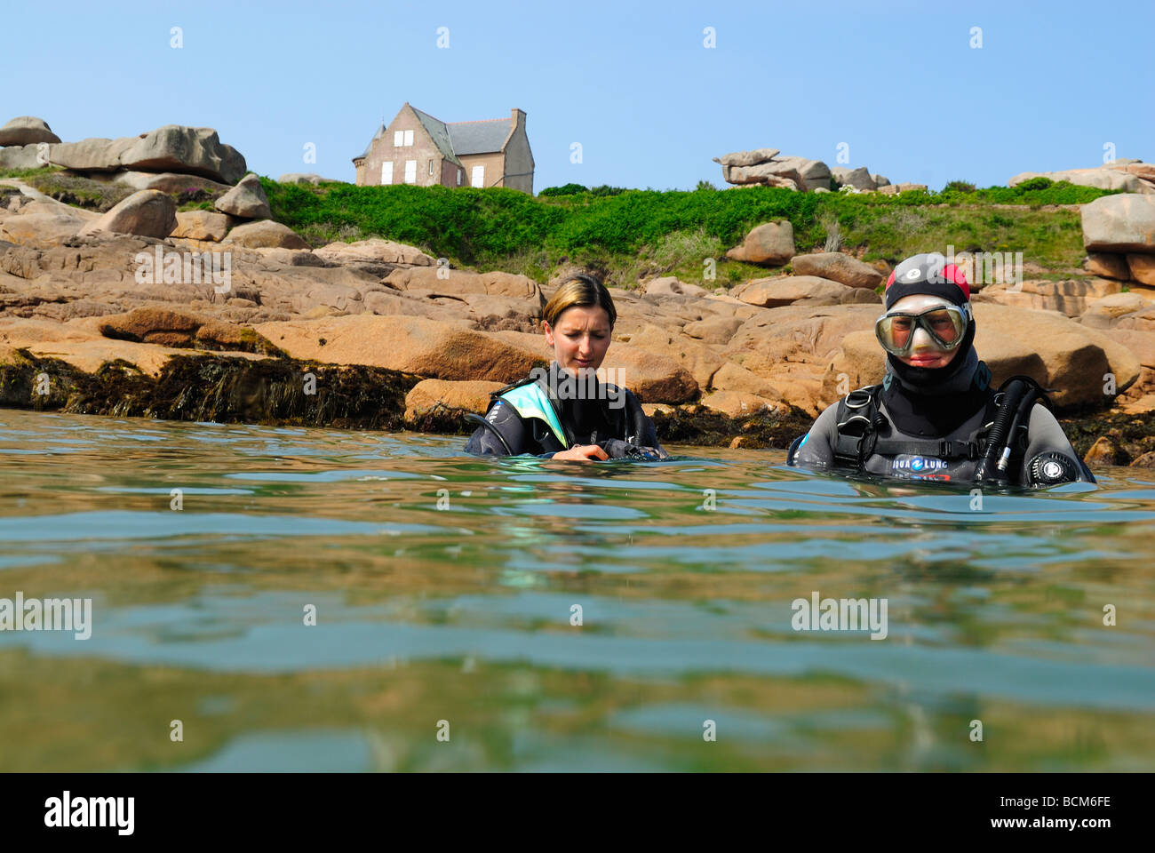 Deux plongeurs debout dans l'eau en Bretagne du Nord Banque D'Images