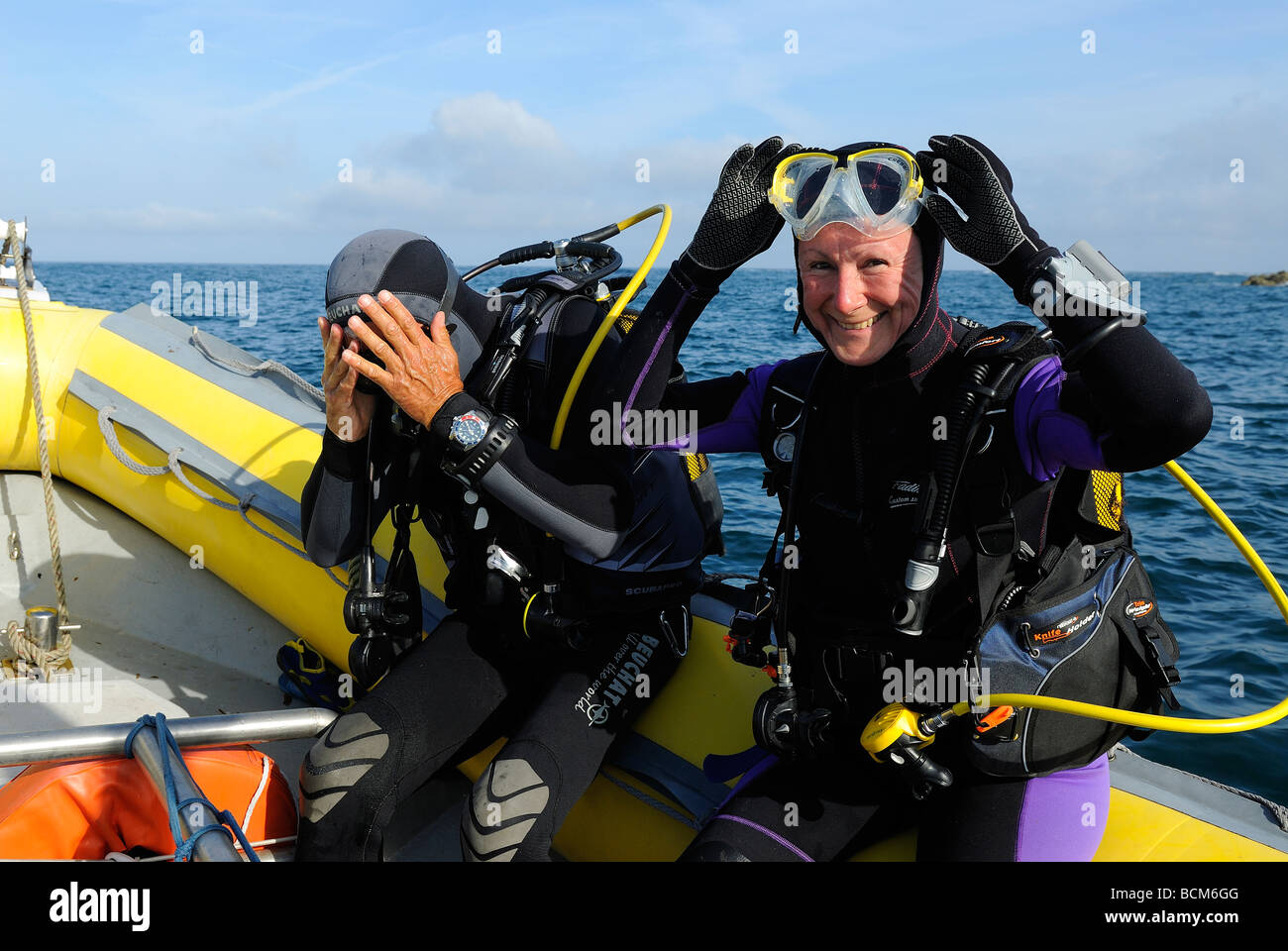 Les plongeurs prêt à sauter d'un bateau gonflable en Bretagne Banque D'Images