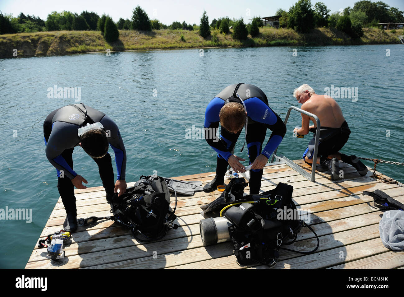 Les plongeurs préparent sur une plate-forme de Clear Spring Lake, Texas Banque D'Images