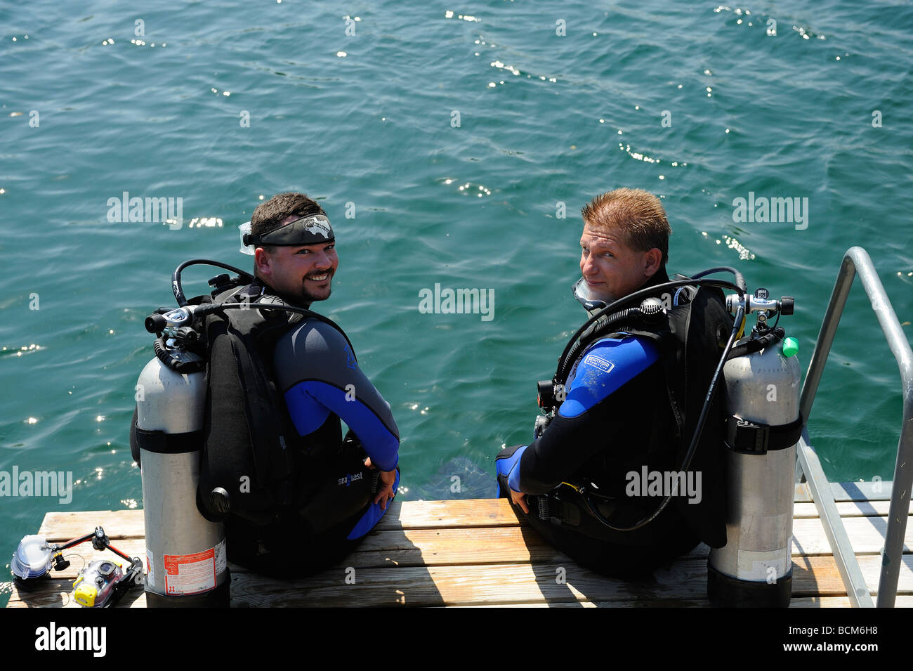 Deux plongeurs prêt à plonger dans le lac Clear Spring, Texas Banque D'Images