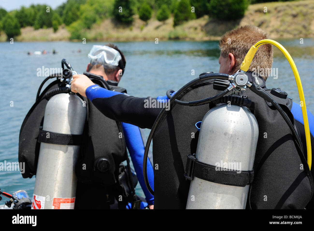 Deux plongeurs prêt à plonger dans le lac Clear Spring, Texas Banque D'Images