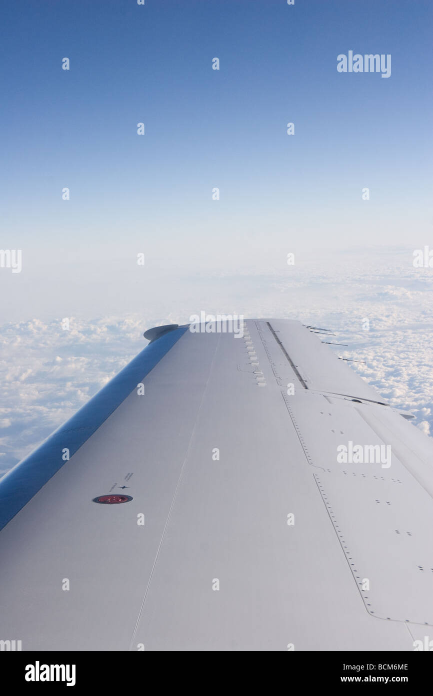 Regardant vers le bas à une aile d'avion et le ciel nuages Banque D'Images