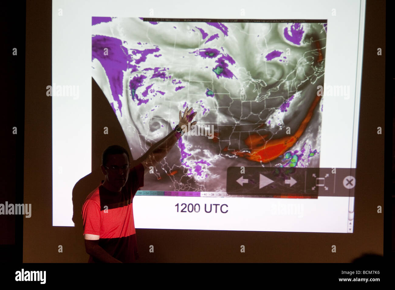 David Dowell du National Center for Atmospheric Research NCAR présente le matin briefing météo pour les membres de Vortex 2 Banque D'Images