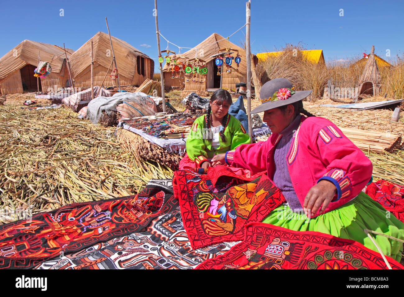 Les femmes vendant des souvenirs sur une île d'Uro, Lac Titicaca, Puno, Pérou Banque D'Images